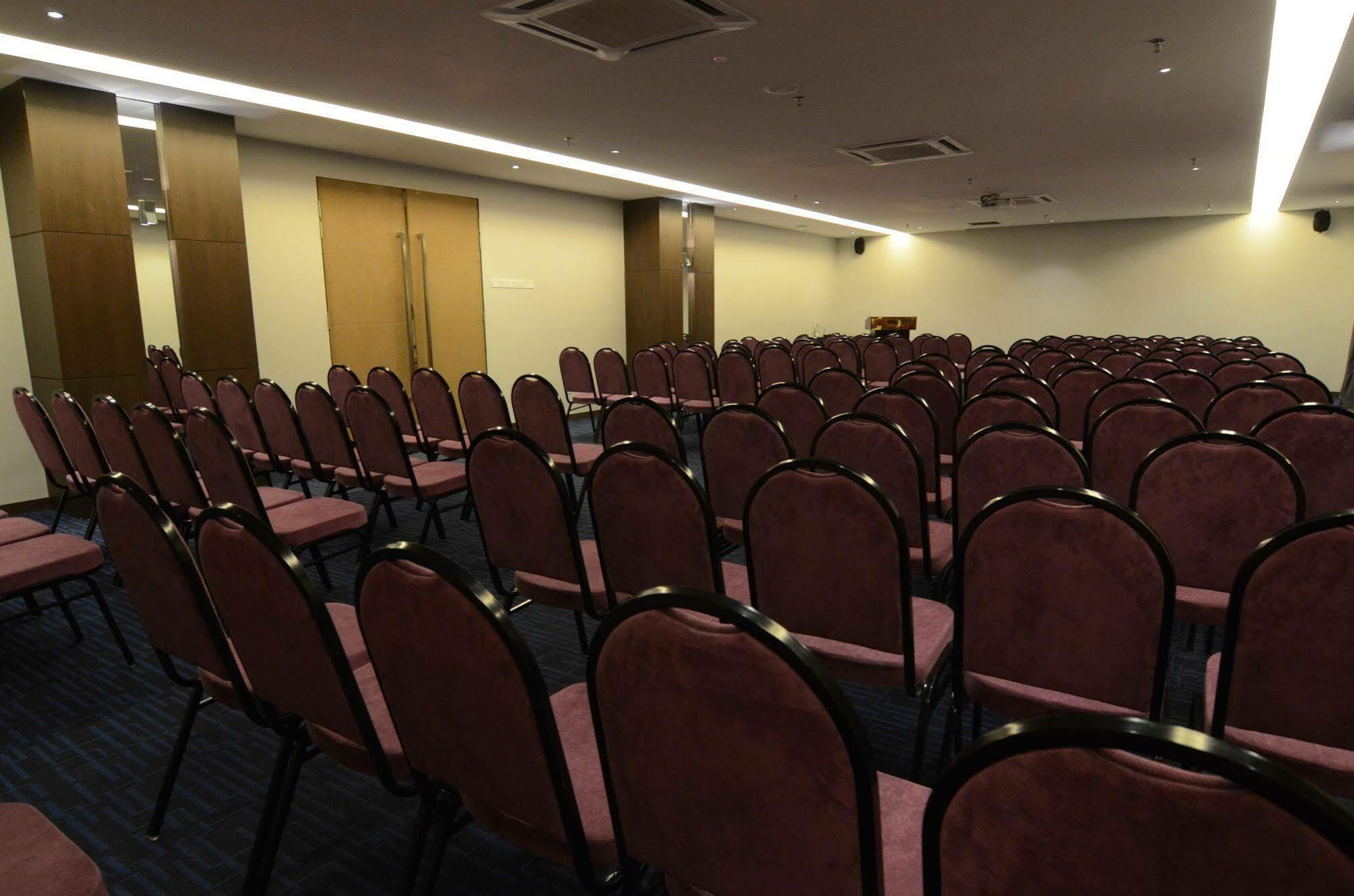 The Leverage Business Hotel Τζόχορ Μπάχρου Εξωτερικό φωτογραφία